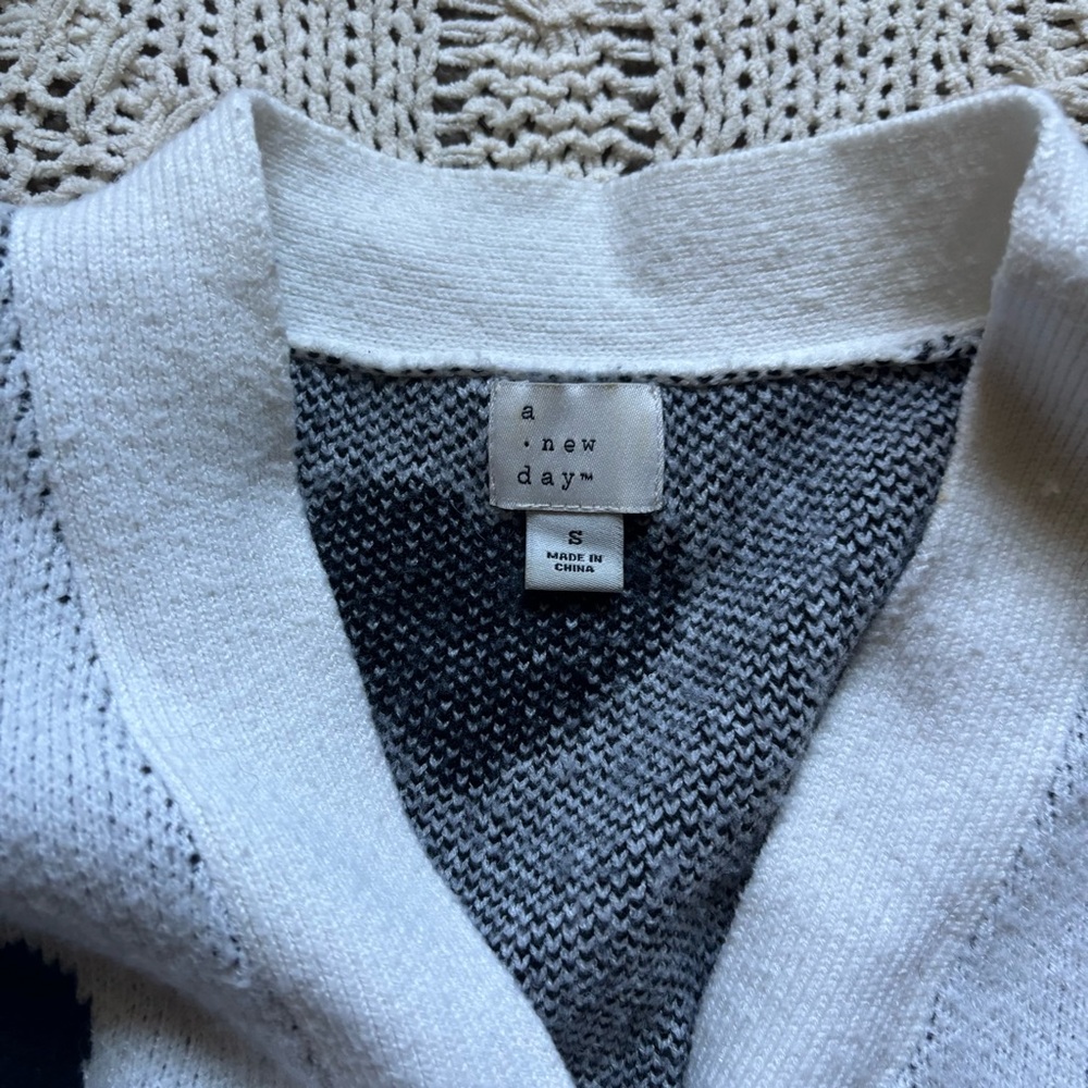 heart black white cardigan print sweater, cute minimalist - Picture 2 of 2